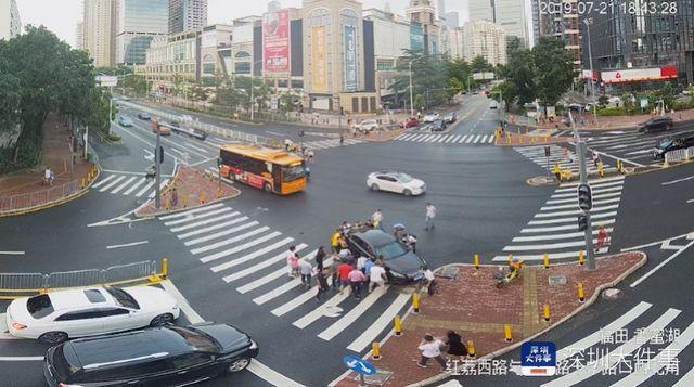 深圳一家三口安全岛等红绿灯被轿车冲来撞倒，路人抬车38秒救出