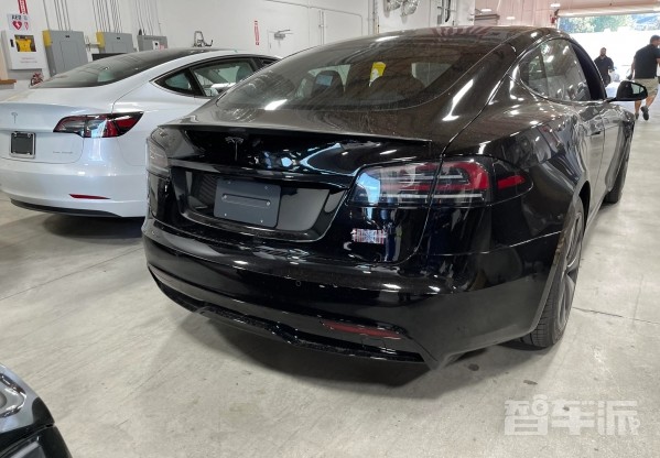 特斯拉悄悄在美国更新了2022款Model S 看起来更新鲜
