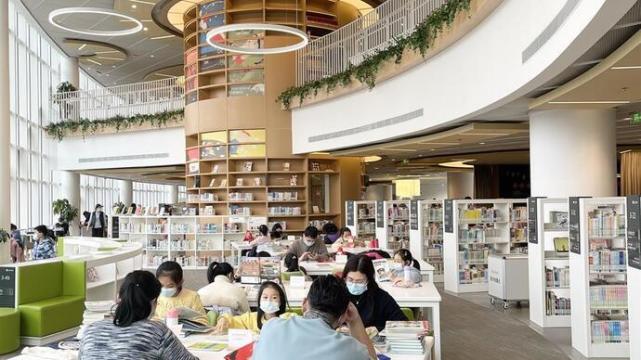 读好书、寻年俗、享年趣，上海人在图书馆过年“太卷了”