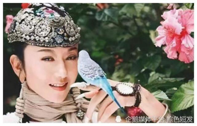 杨丽萍10年不摘帽子，本以为是装饰，摘下帽子却令人感慨良多