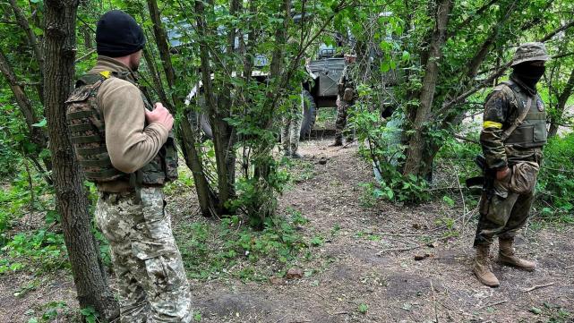 精锐部队变“熊兵”，乌陆军93旅躲入树林，守着破烂装备等待命令