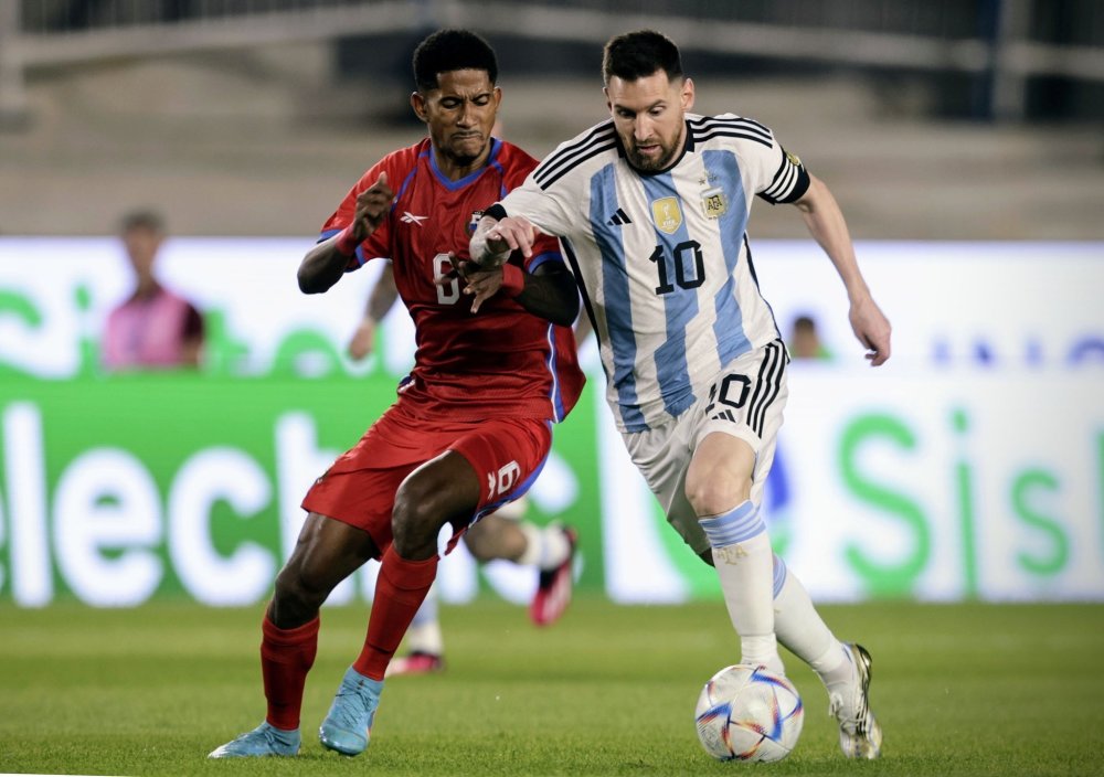 热身赛：阿根廷2-0巴拿马 梅西2中柱后任意球世界波 斩生涯第800球