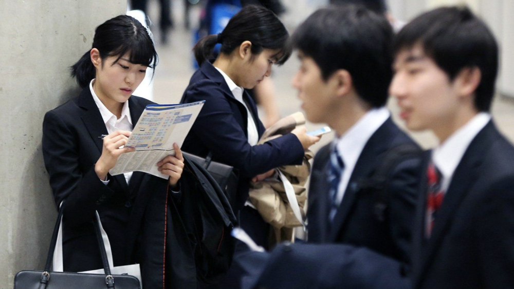 在海外打工的日本年轻人：赚着翻倍的工资，6点就下班，为什么不走？