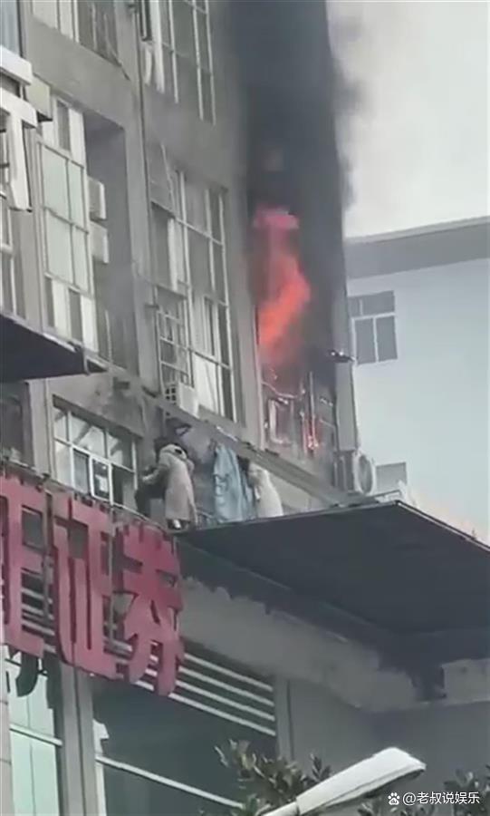 长沙大楼突发火灾，多人翻窗逃生，官方回应事故细节