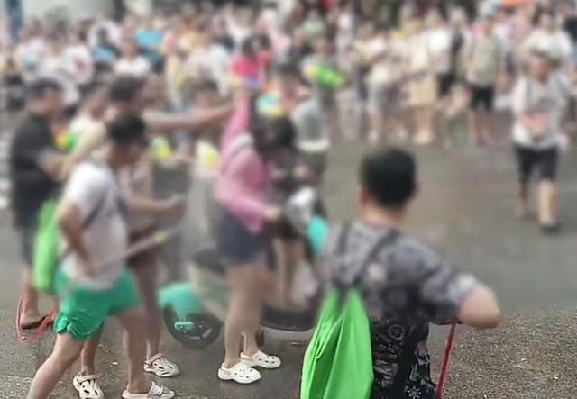 泼水节女孩遭多名男子掀雨衣，拍摄者：这是习俗，当事人没有不高兴，要不然早报警了