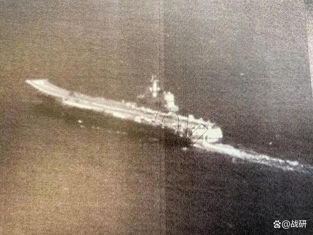14架歼15山东舰甲板列阵，美军行政机再度落地台岛，麦考尔窜访