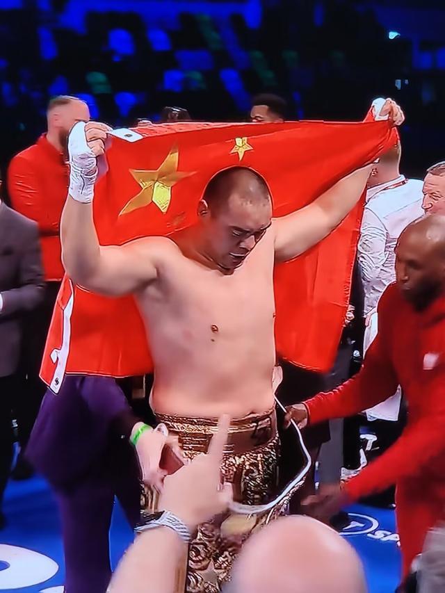 祝贺！张志磊TKO乔伊斯 赢得WBO过渡重量级拳王头衔
