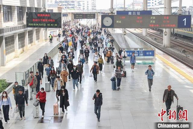 中国铁路“五一”小长假运输启动 预计发送旅客1.2亿人次