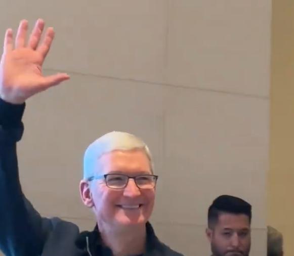 苹果CEO库克现身北京三里屯店，引发顾客阵阵欢呼