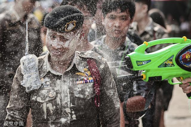 泰国泼水节庆祝活动回归，助力旅游业反弹