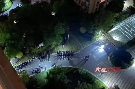 网传南京迈皋桥附近发现嫌疑人，警方出动警力抓捕？相关部门：网友说的枪战是谣传