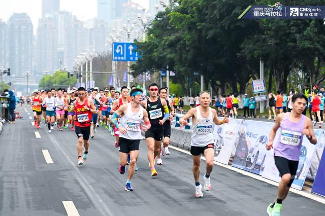 2023重庆马拉松鸣枪开跑 全球3万名跑友参与比拼