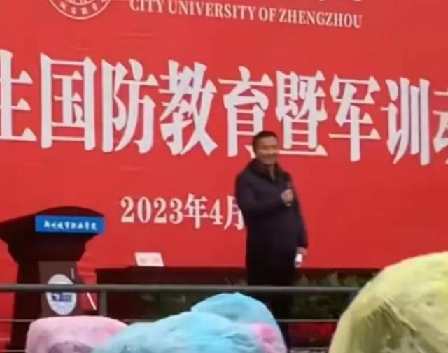 郑州一高校领导避雨发言“同站风雨中”，学生怒喊“下来淋雨”！
