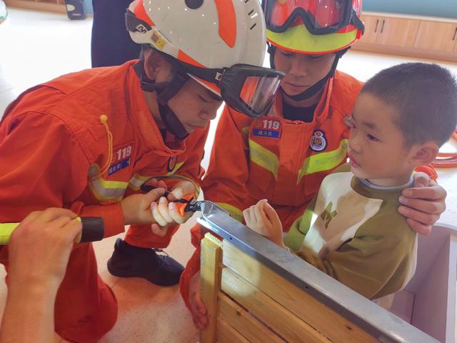 岑巩县消防救援大队：一幼童手指被卡于床架 消防紧急救援