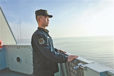 站在拉萨舰甲板上，海军少校宋清龙的深蓝梦想越走越宽广