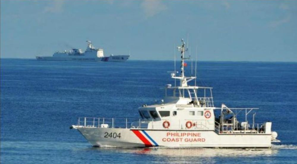 小艇与巨舰，菲律宾强占岛礁还与中国海警对峙，现场照片自取其辱