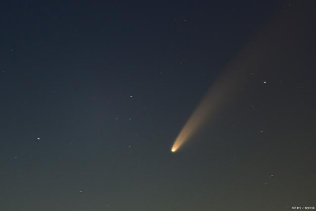 哈尔滨天空有不明飞行物被拍到，网友们纷纷猜测是什么物体