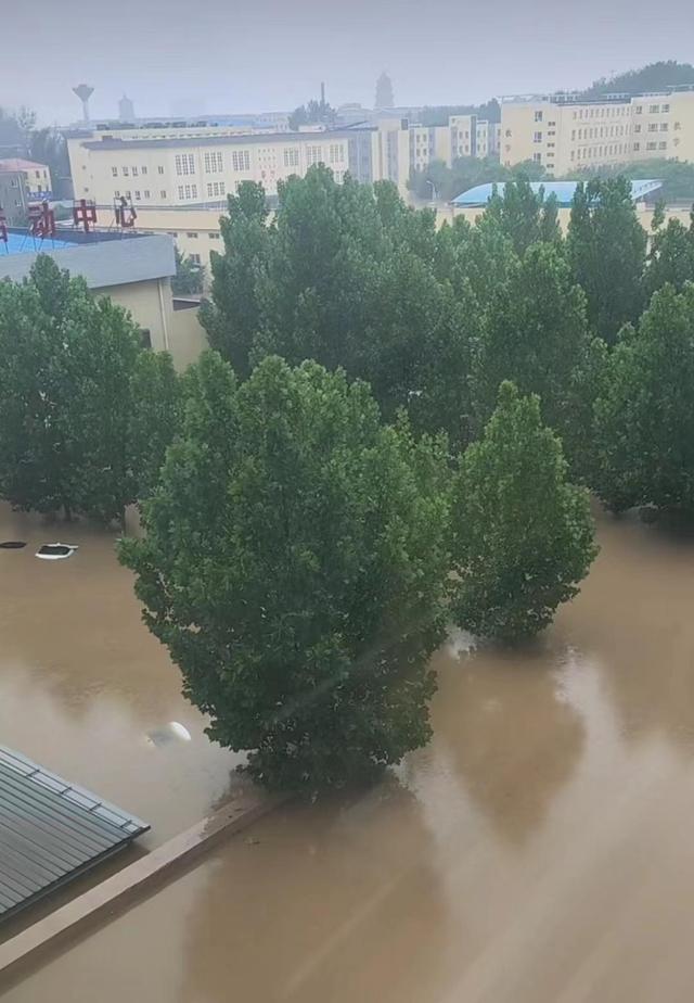 涿州一小区被洪水围困成孤岛，附近商户：积水超4米没过汽车顶部，小区断水断电
