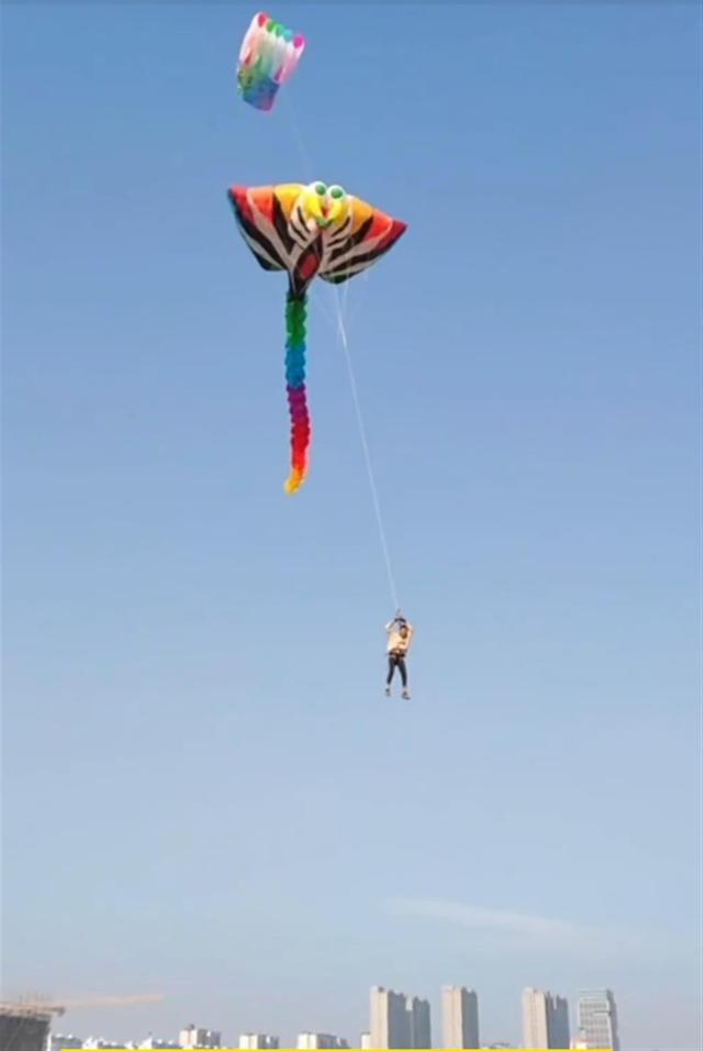男子放巨型风筝反被带上天 无任何安全措施 最后惊险落地