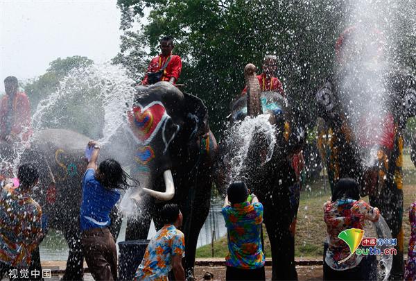 泰国民众欢度泼水节 人象同乐