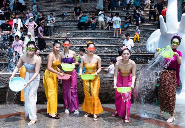 女子泼水节遭众男子围着泼水撕雨衣：法不责众的时代已经过去了！