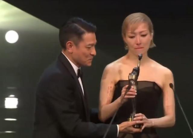 陪跑多年，郑秀文终于拿下“香港金像奖最佳女主角”