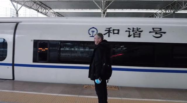 国外老丈人第一次坐高铁疯狂拍照合影，感叹中国速度：恭喜你们拥有这一切，这么好的高科技